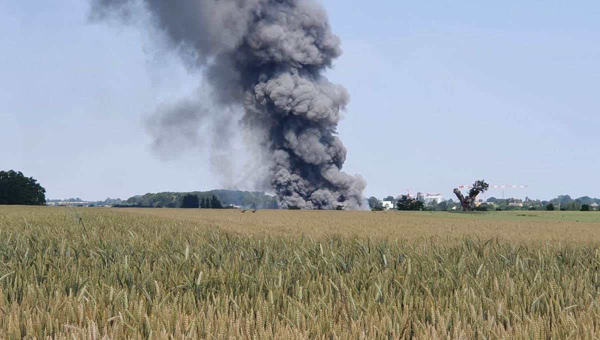 Un incendie à Aigné provoque un énorme panache de fumée dans le ciel sarthois