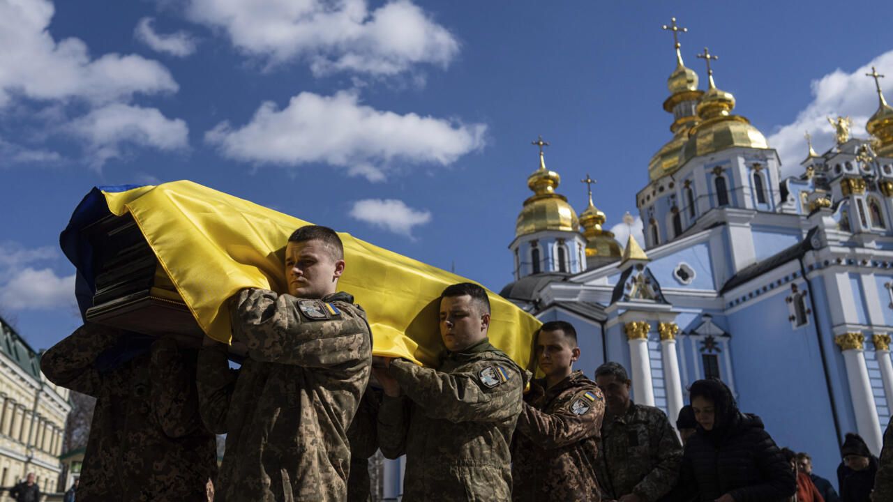 En Ukraine, la guerre se rappelle chaque jour aux populations avec les funérailles des soldats