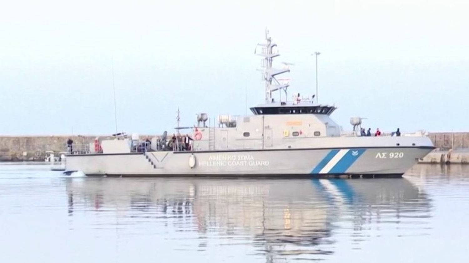 Naufrage d'un bateau de migrants en Grèce : l'intervention des garde-côtes grecs en question