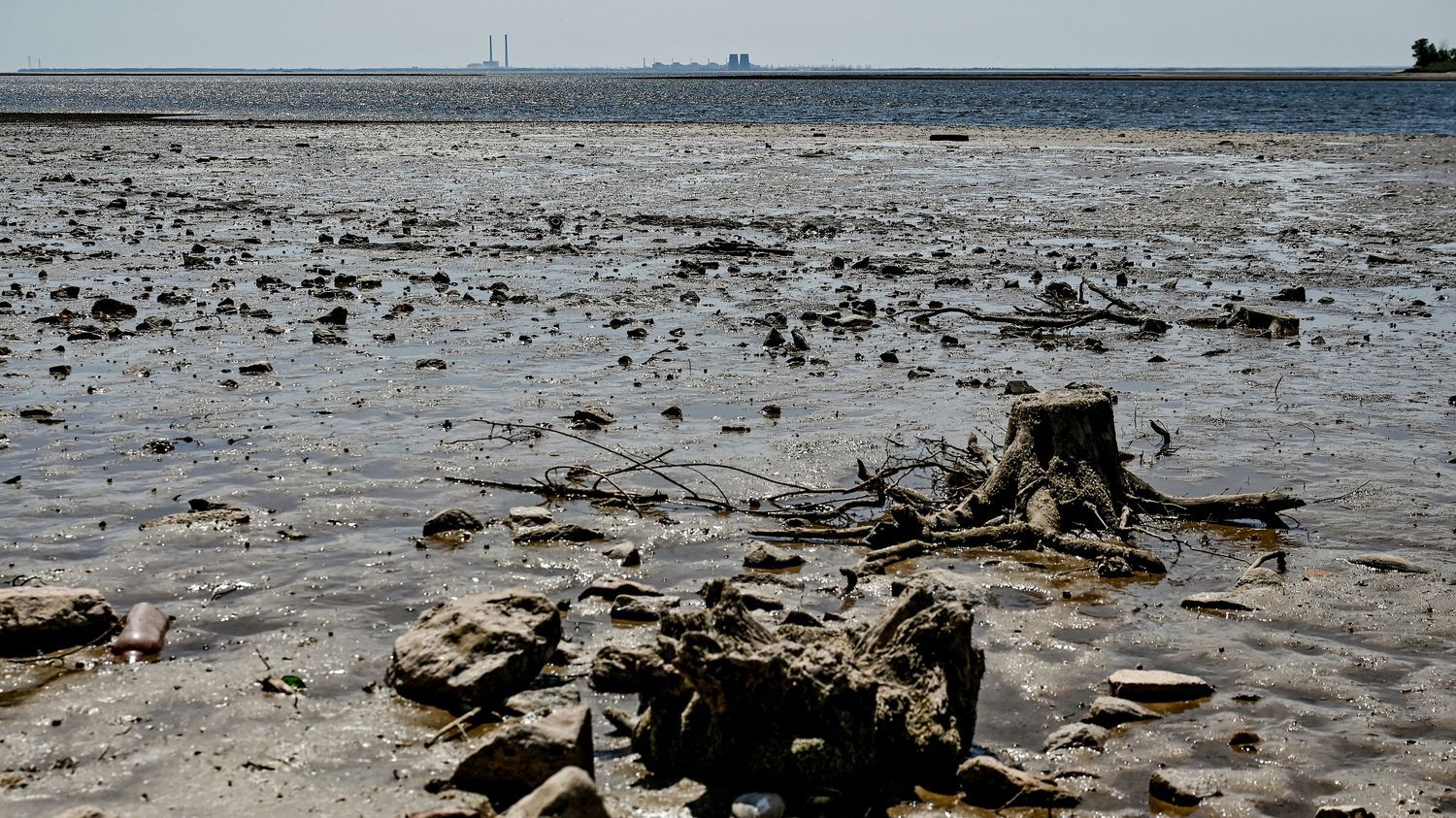 l'immense réservoir de Kakhovka se vide inexorablement après la destruction du barrage