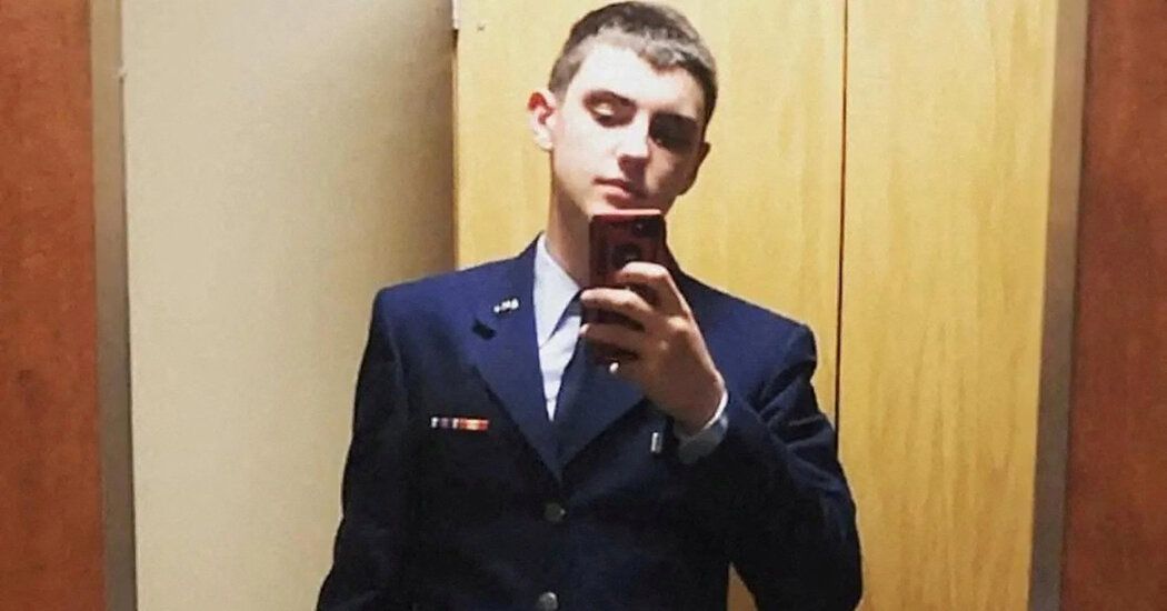 Airman Who Leaked Files Is Indicted on Charges of Mishandling Secrets