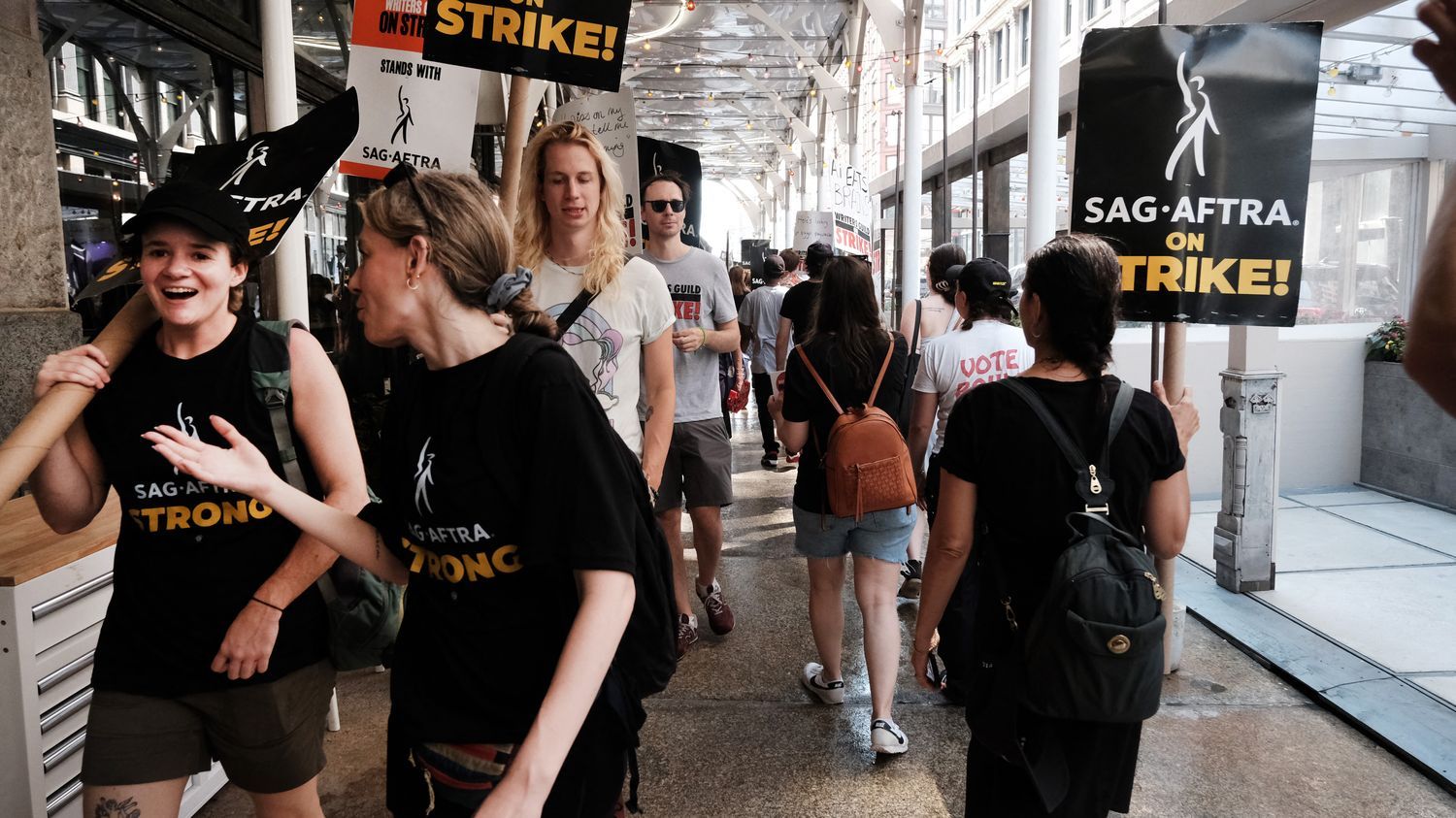 les acteurs entament un mouvement historique pour obtenir "des salaires équitables"