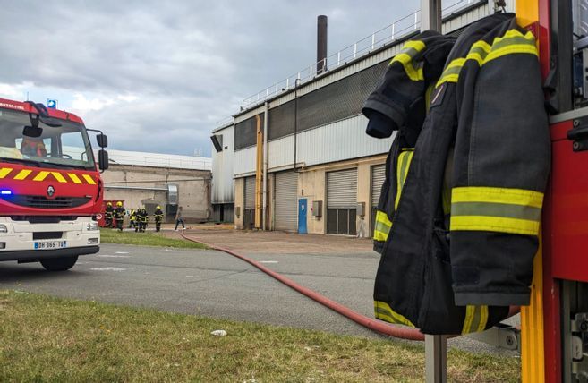 Un incendie se déclare dans un bâtiment de 10.000 m² de Sofidel à Roanne, d'importants moyens engagés