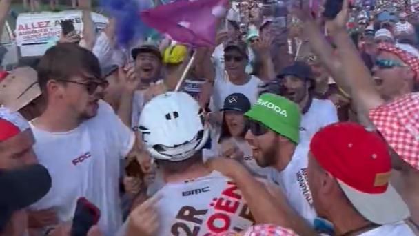 Tour de France : Benoît Cosnefroy descend du vélo et fait la fête avec ses fans dans la montée de Joux Plane