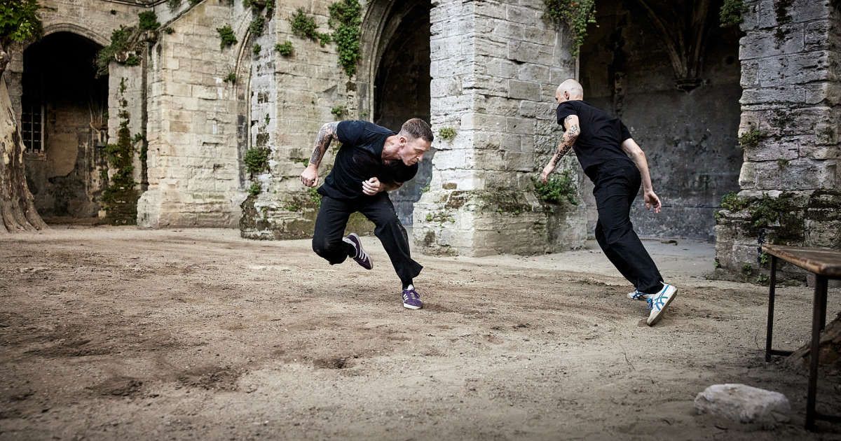 À Avignon, Anne Teresa De Keersmaeker célèbre le mouvement dans sa nudité avec “En Atendant”