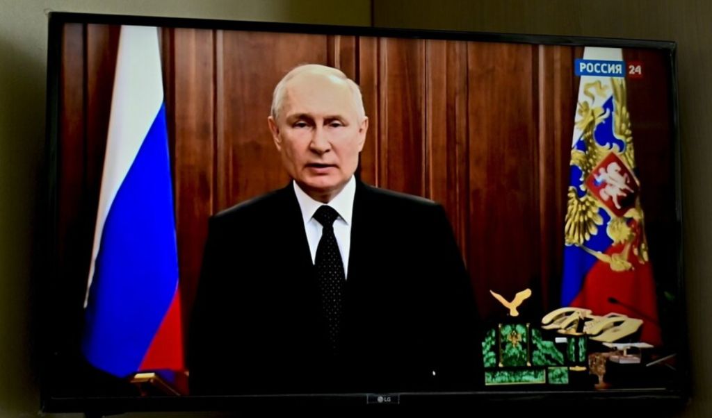 Putin’s State TV Hacked: Millions Receive Ukrainian Video And Message