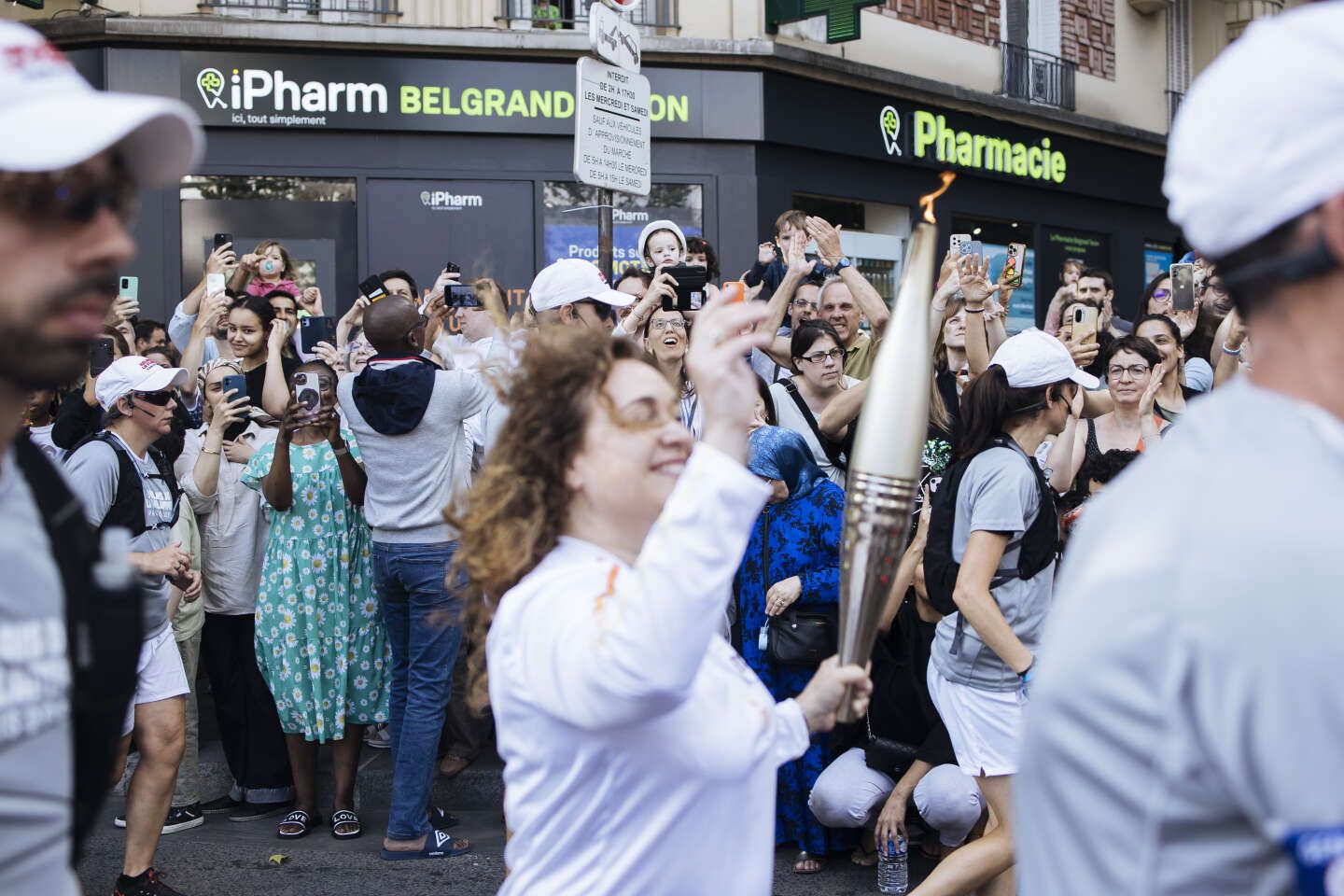 Paris 2024 : dans les quartiers populaires de la capitale, un relais de la flamme doux-amer