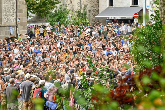 Dans le plus grand des calmes, le festival d'Aurillac enregistre une affluence gigantesque : "C'est l'année de tous les records !"