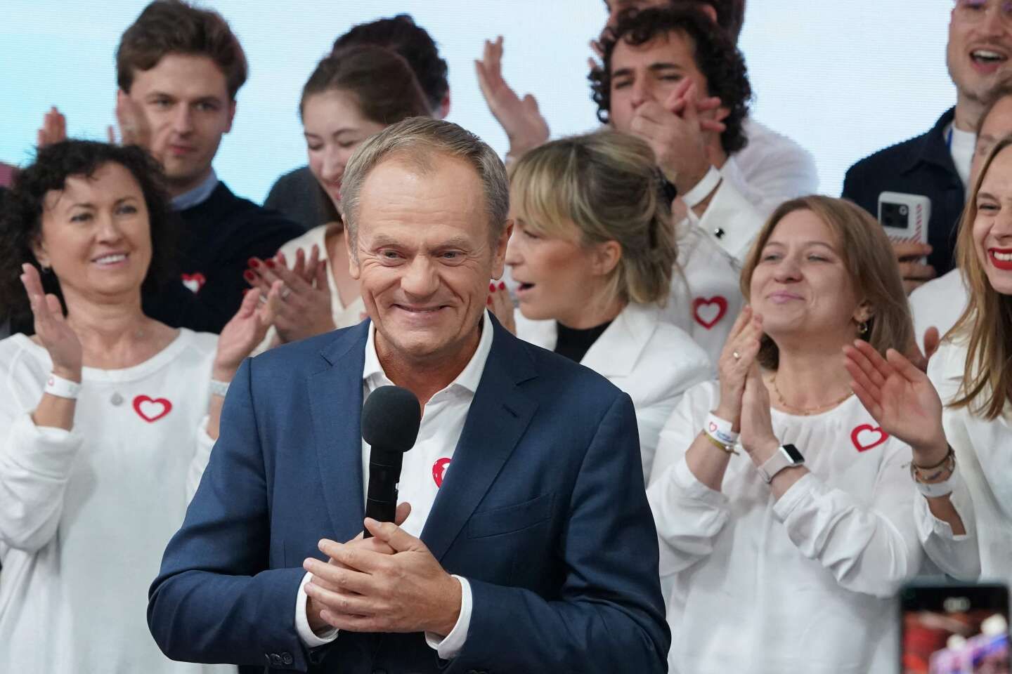 En Pologne, l’opposition pro-européenne revendique la victoire aux législatives face aux populistes du PiS actuellement au pouvoir