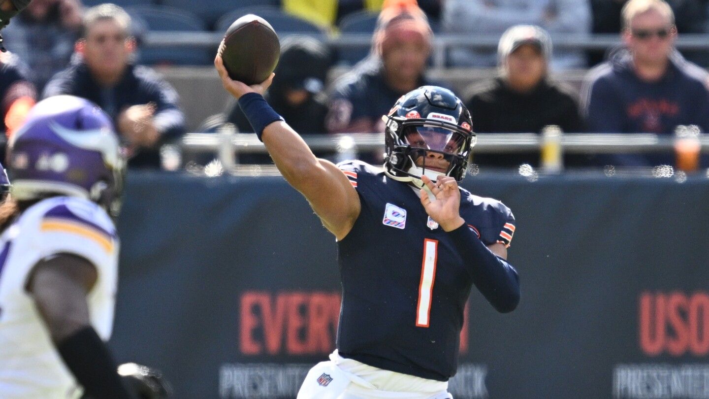 Reports: Justin Fields has dislocated right thumb