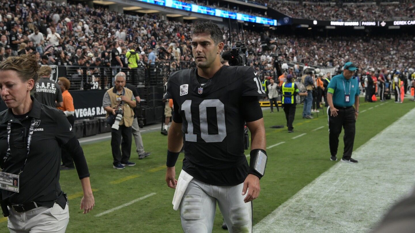 Raiders lose Jimmy Garoppolo, beat Patriots 21-17