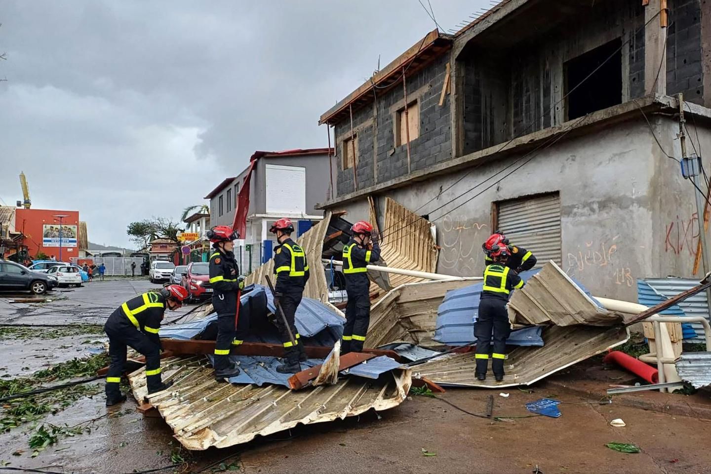 Après le passage du cyclone Chido à Mayotte, les habitants " prennent conscience de l’apocalypse "