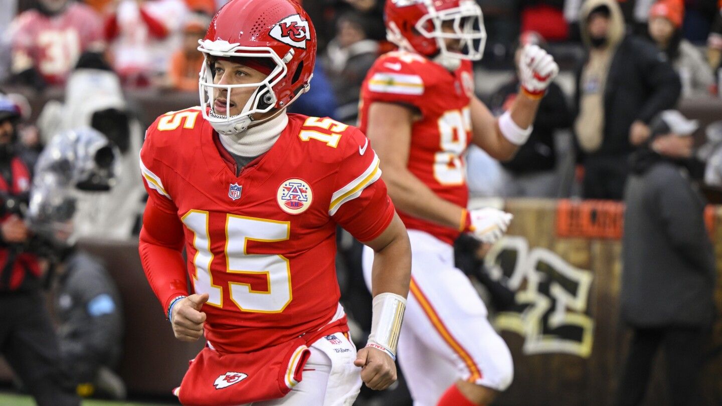 Mahomes throws 2 TD passes, leaves with ankle injury in Chiefs' 21-7 win