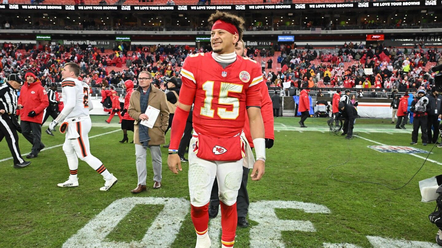 Source: Patrick Mahomes "probably" week-to-week with high-ankle sprain