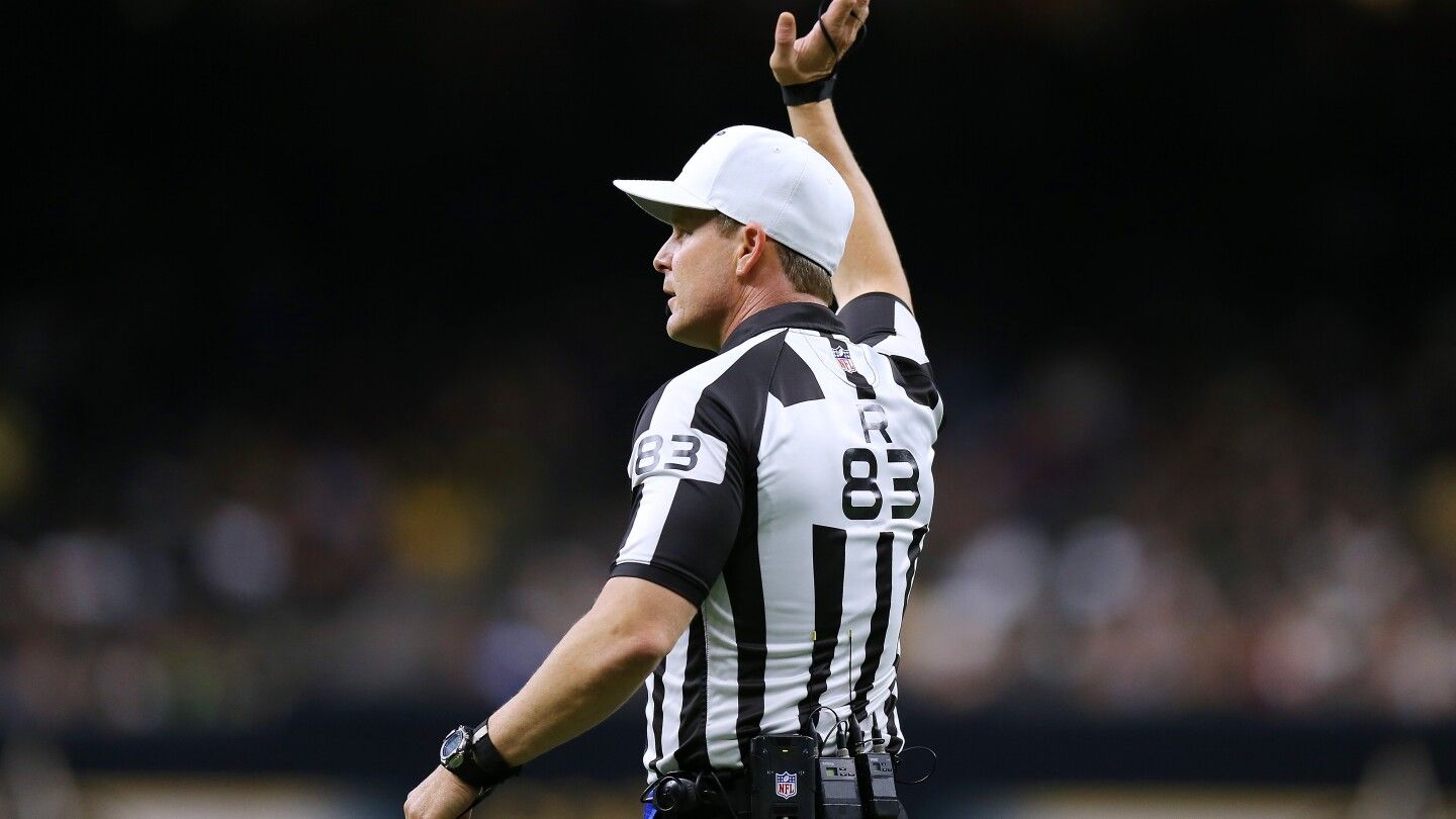 Shawn Hochuli: Official mistakenly stopped clock with nine seconds left in Commanders-Saints