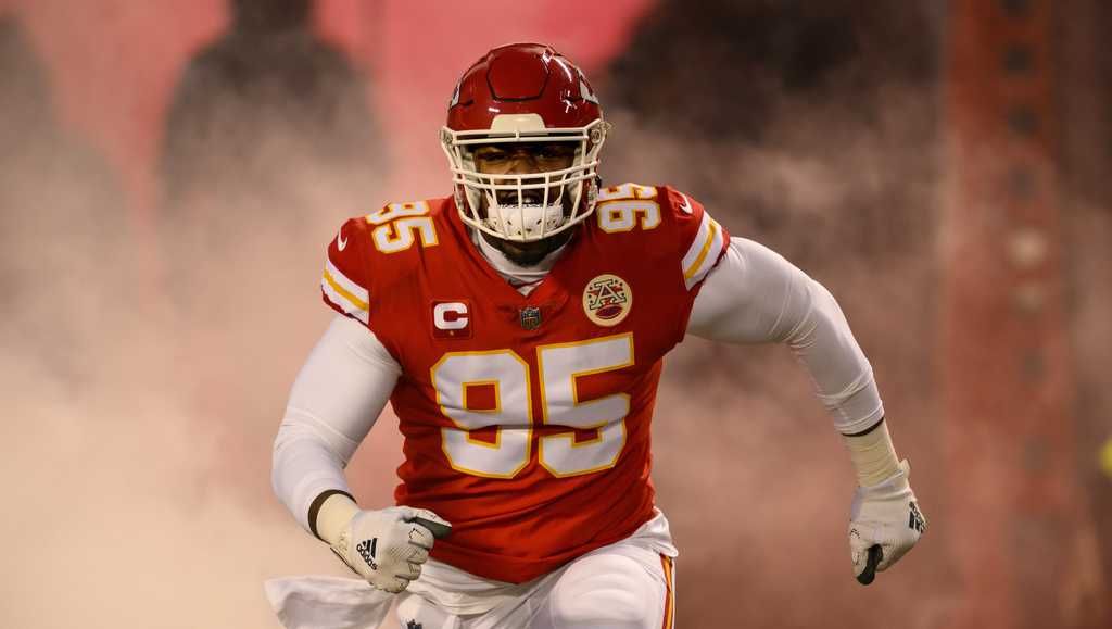 Chiefs pick up option on defensive tackle Chris Jones