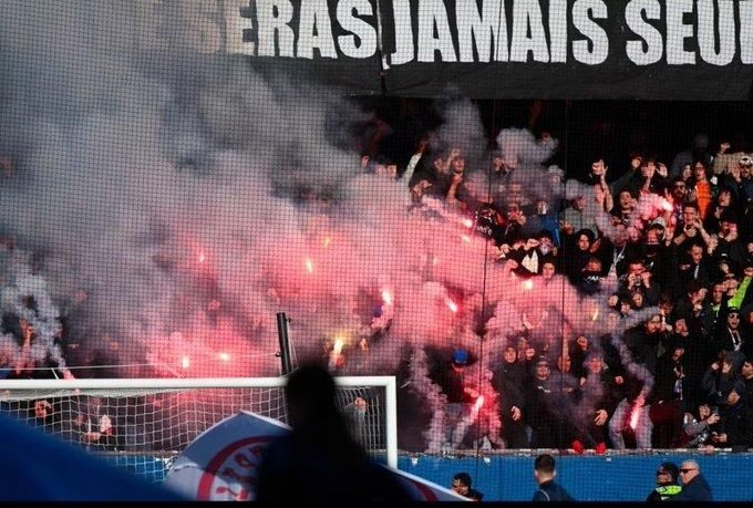 Ligue 1 : jets de fumigènes sur la pelouse, feu en tribunes, le match Montpellier-Saint-Étienne interrompu définitivement