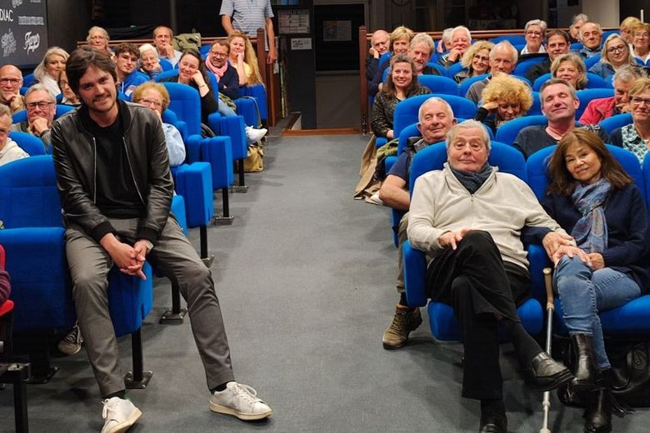 "Les gens étaient tétanisés" : Alain Delon s'invite dans le public d'un petit cinéma du Loiret