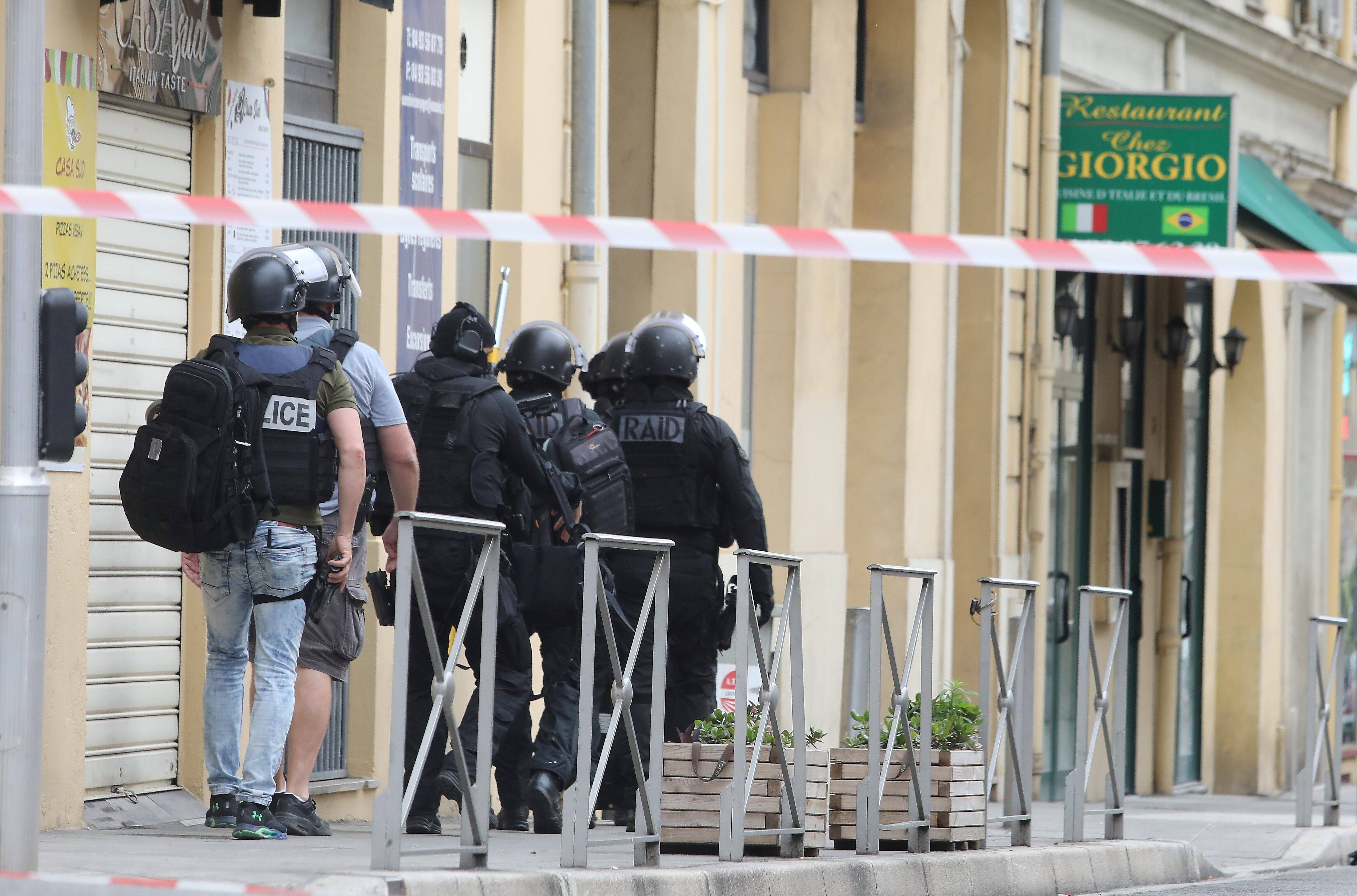 Menaces, fusil, collégiens confinés... Ce que l’on sait sur l’interpellation d’un forcené par le RAID au port de Nice