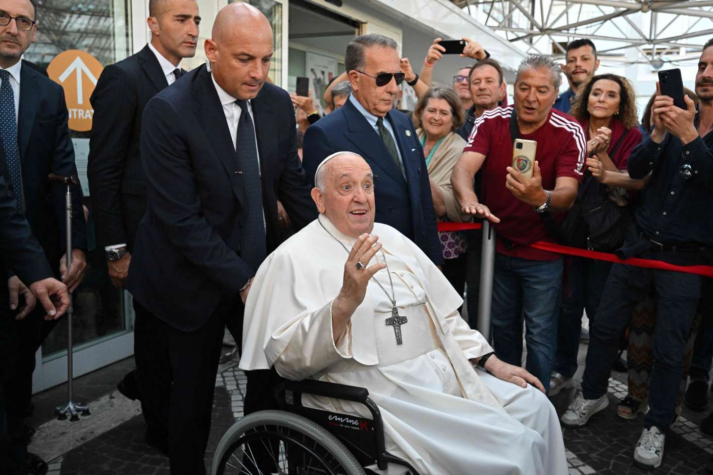 Le pape François quitte l’hôpital après un séjour de dix jours