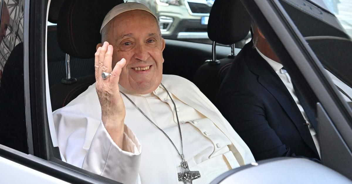 Après dix jours à l'hôpital, le pape François, "toujours en vie", rentre au Vatican