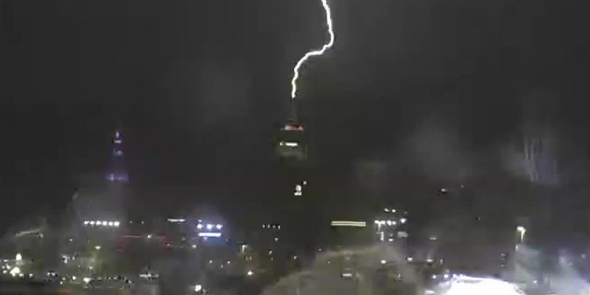 Lightning strikes Downtown Cleveland Key Tower