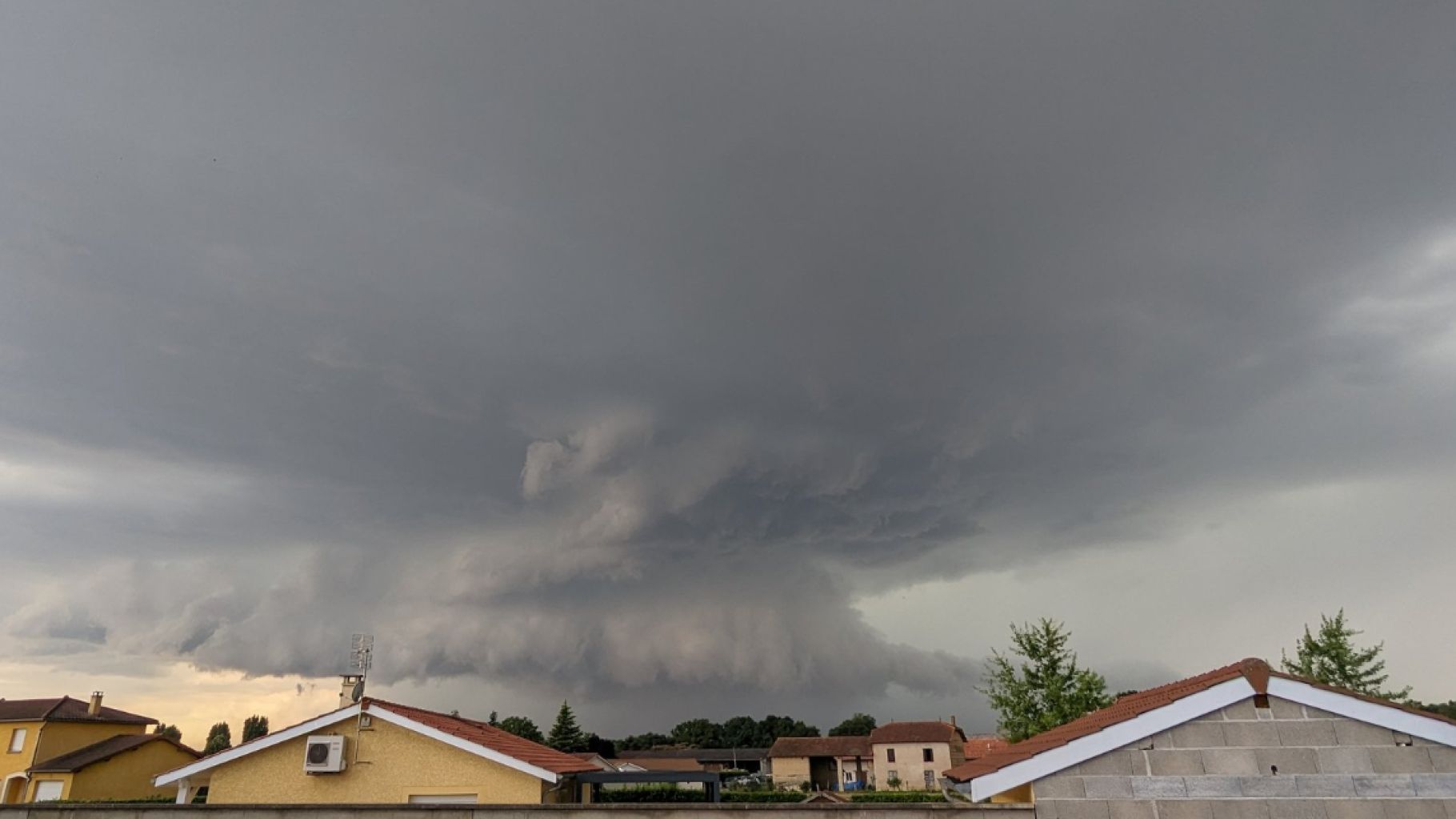 L’Est de la France a vécu une nuit d’orages causant de nombreux dégâts, et un hôpital a été évacué