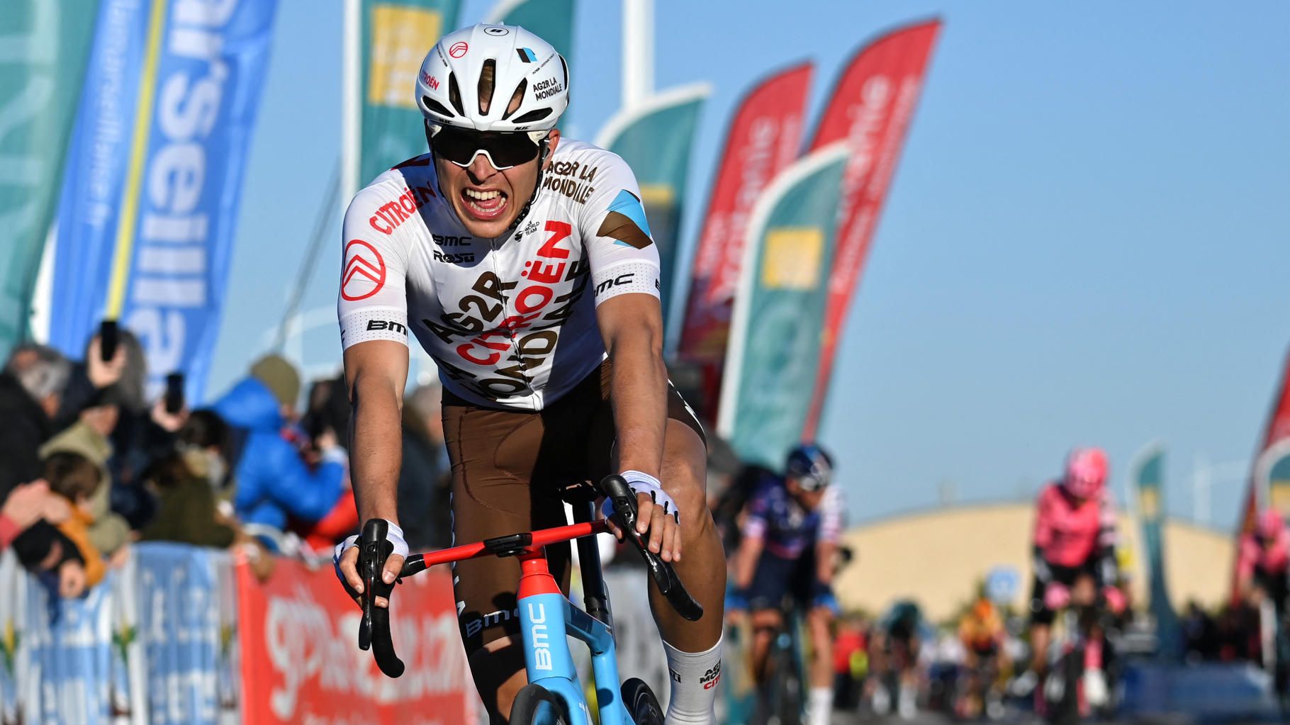 Sur le Tour de France, Benoît Cosnefroy d’AG2R-Citroën a bu un verre et célébré avec ses supporters en plein col