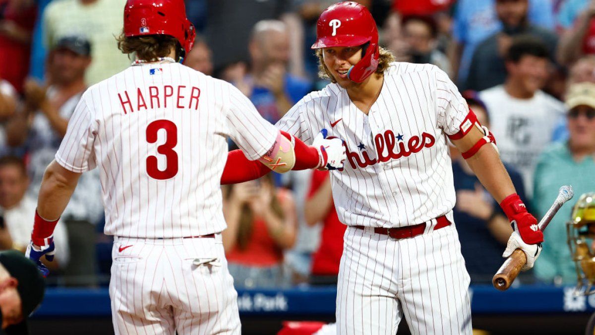 Harper ends career-long HR drought as Phillies sweep doubleheader