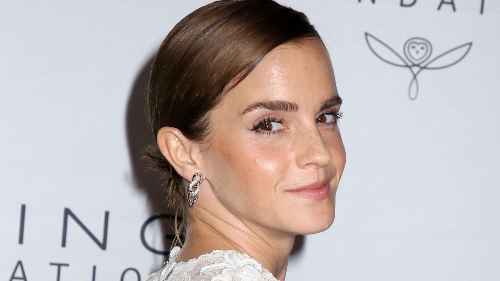 Emma Watson : divine dans une robe en dentelle blanche, elle rayonne lors d’une rare sortie à Wimbledon