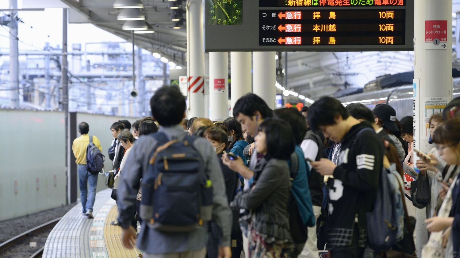 Au Japon, un hygiaphone-traducteur en temps réel