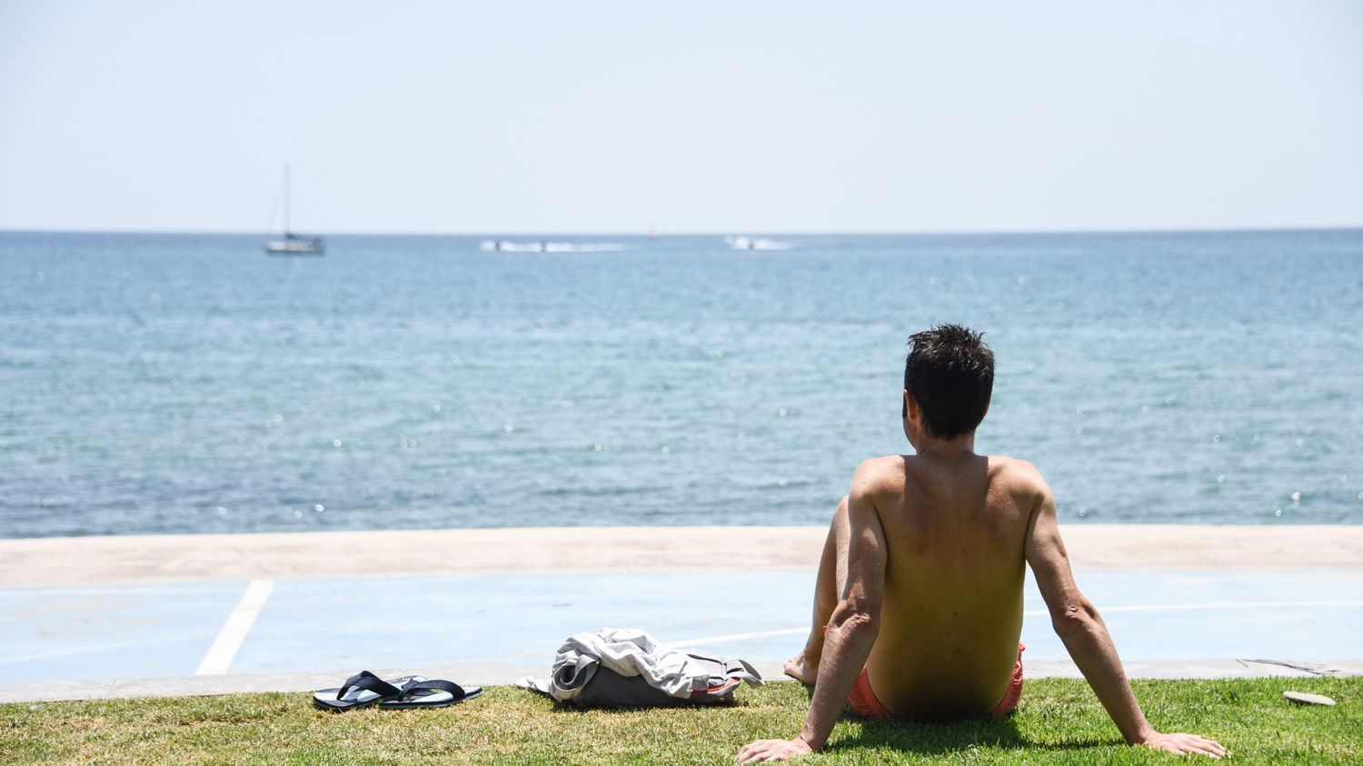 Cancer de la peau : "Les cabines UV et les autobronzants ne sont pas une protection" contre les coups de soleil, alerte une dermatologue