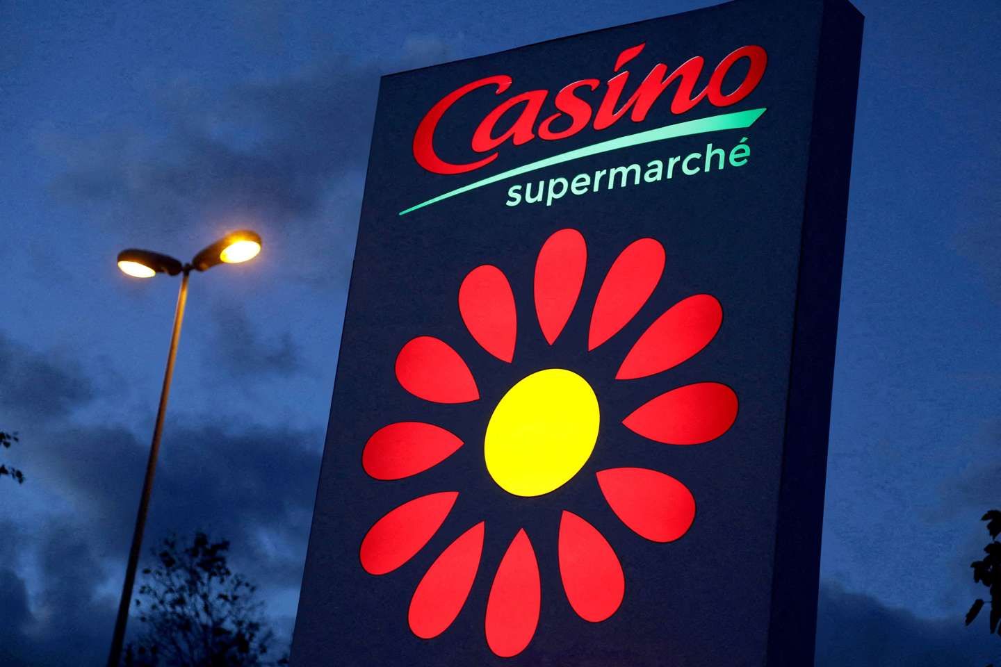 Casino : le trio Niel-Zouari-Pigasse renonce à déposer une offre de reprise, Daniel Kretinsky et Marc Ladreit de Lacharrière seuls en lice