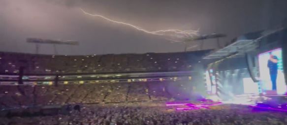 Lightning halts Luke Combs concert at Bank of America Stadium