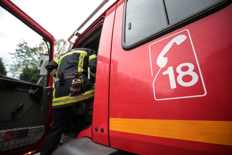 Une voiture avec sept jeunes à bord percute une maison et prend feu, une victime en urgence absolue