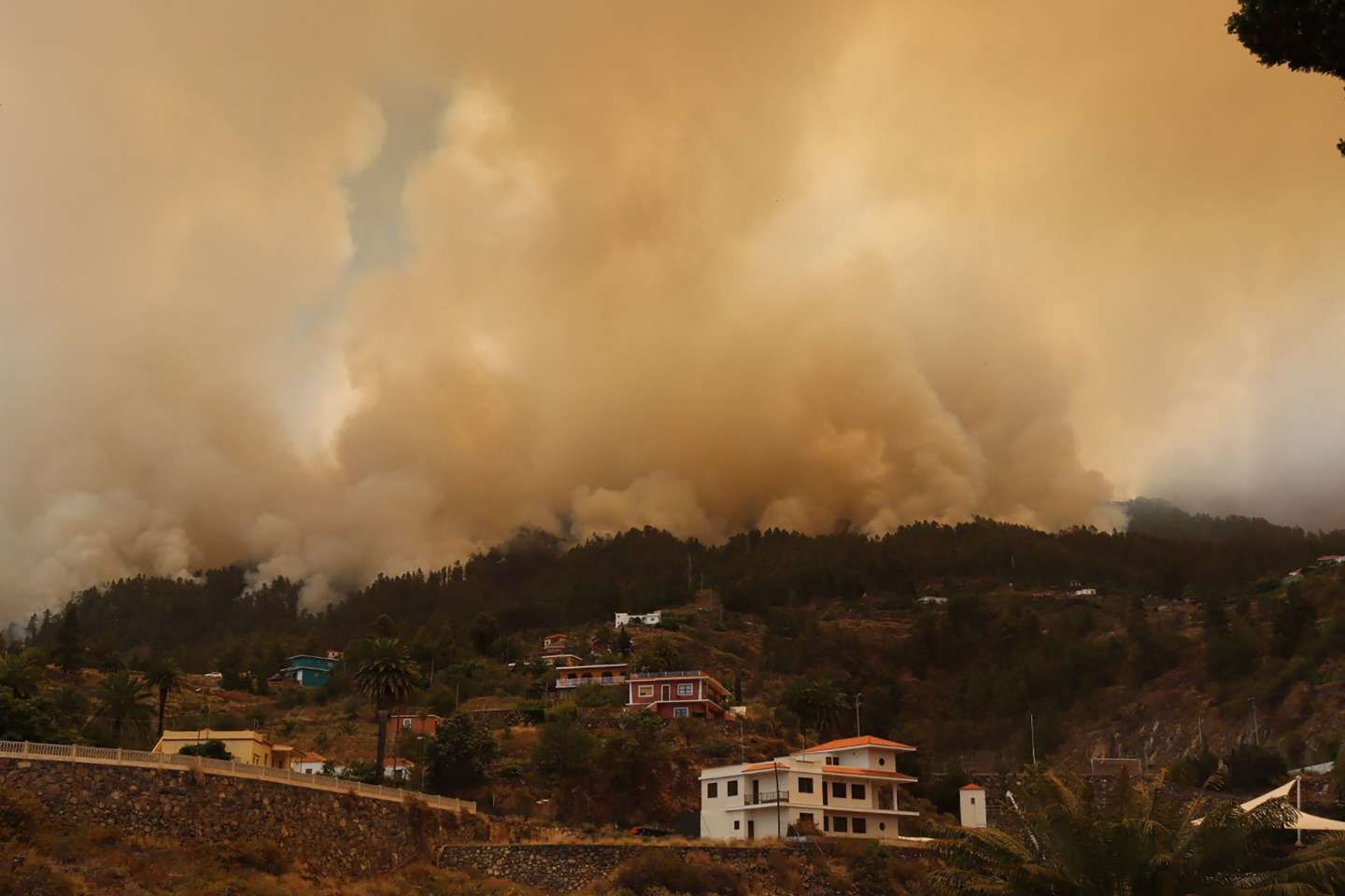 Incendies sur l’île de La Palma : 5 000 hectares détruits dans l’archipel espagnol des Canaries, les pompiers aidés par la baisse des températures