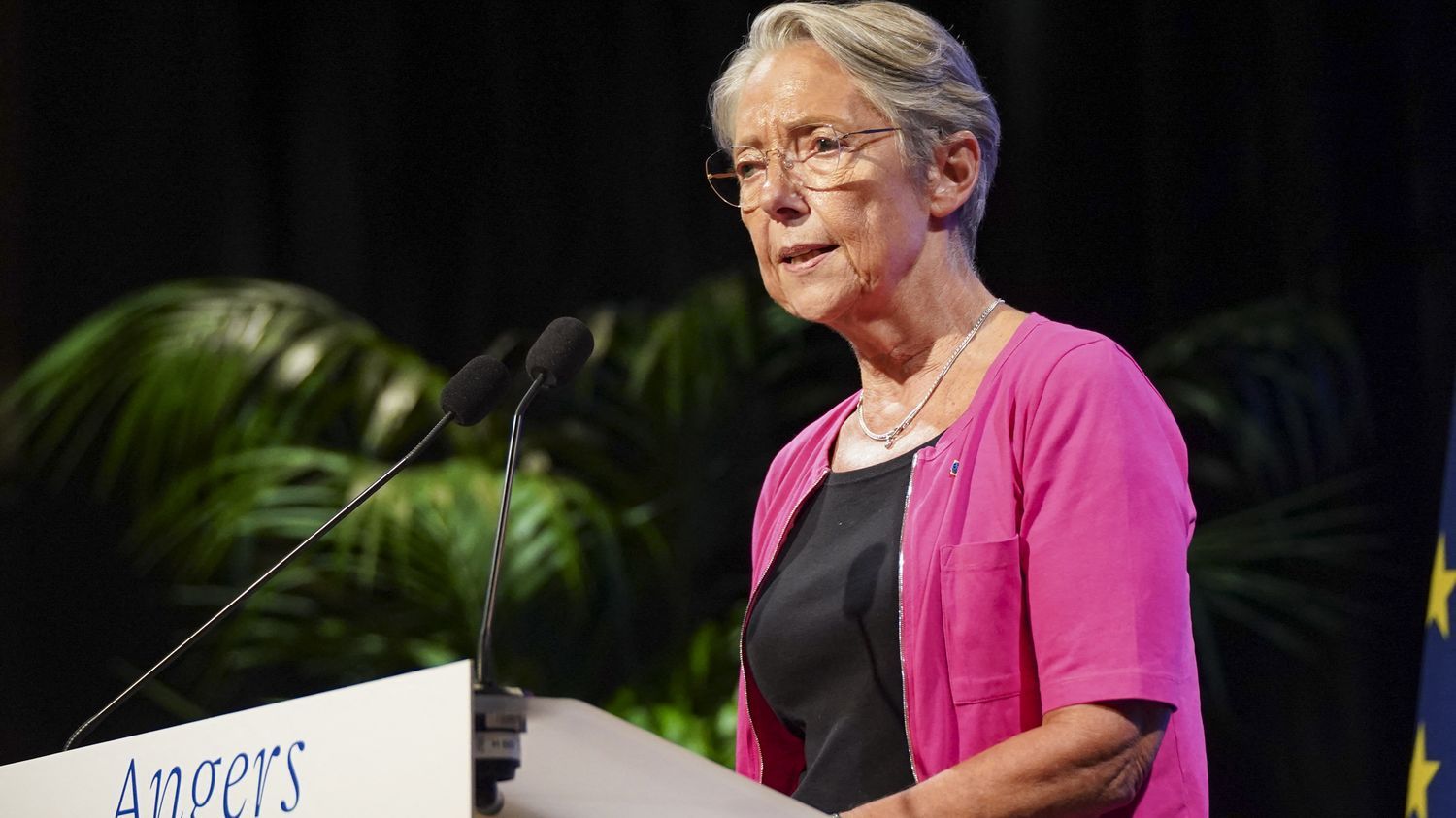 Les distributeurs autorisés à vendre le carburant "à perte" pendant "quelques mois", annonce Elisabeth Borne