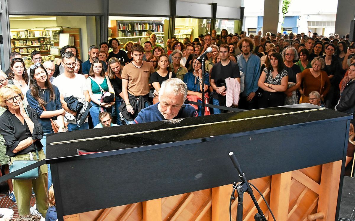 À Brest, une foule impressionnante pour un Tiersen solo