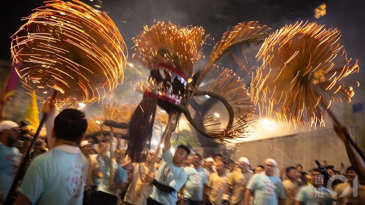 中秋節舞火龍｜經典火龍與LED小龍打龍餅 大坑歡呼聲高漲