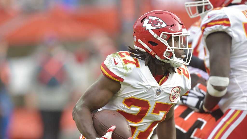 Kareem Hunt an option at RB for Chiefs after Isiah Pacheco injury