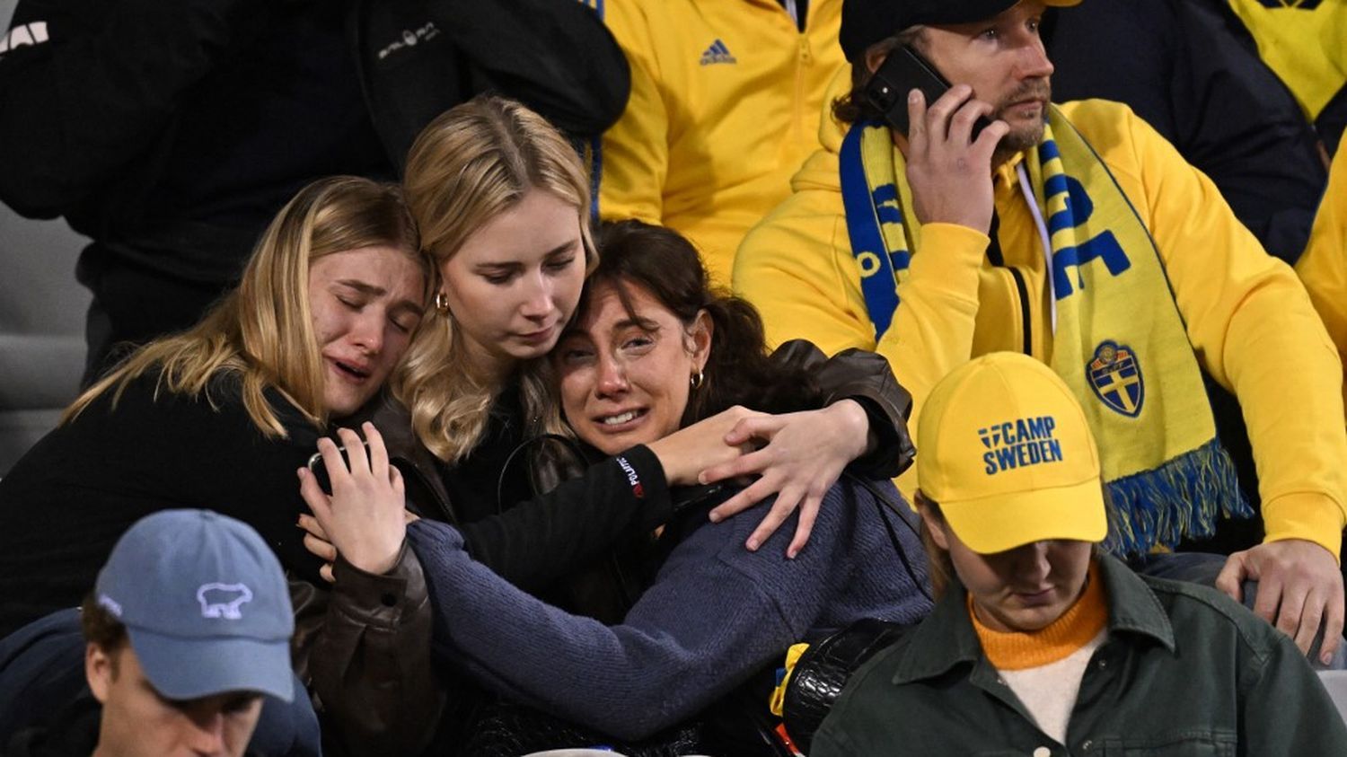 deux Suédois tués par un homme toujours recherché, les supporters du match Belgique-Suède en cours d'évacuation