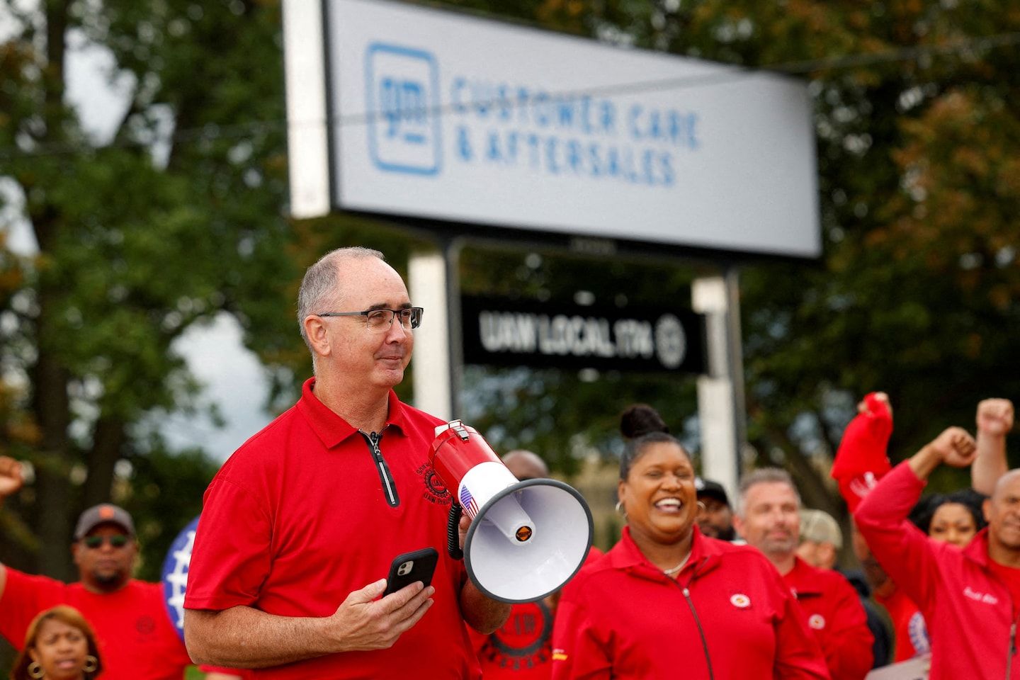 UAW workers at General Motors ratify contract