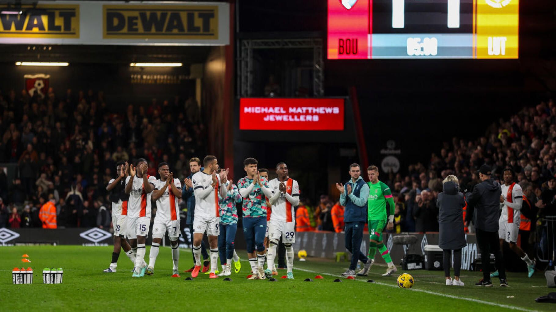 Premier League : le capitaine de Luton dans un état " stable " après un arrêt cardiaque en plein match