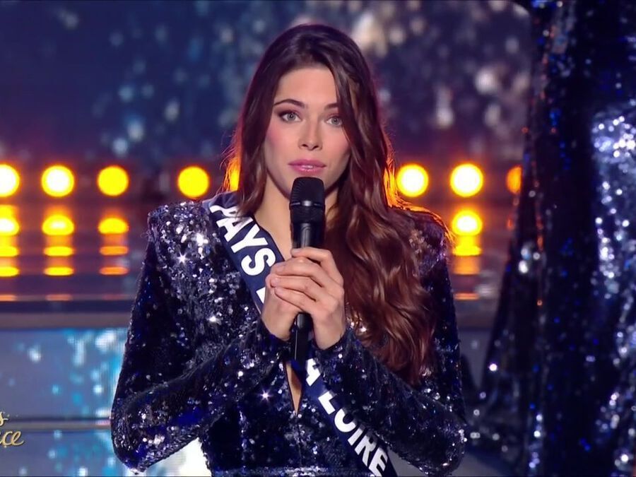 Miss France 2024 : Miss Pays-de-la-Loire 2023 victime de sa robe, elle en montre un peu trop