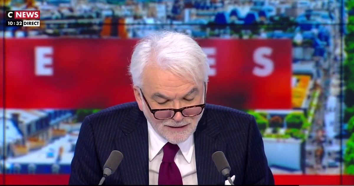 "C'était une jeune femme que nous aimions" : L'hommage de Pascal Praud après la mort de celle qui a réalisé pendant "de nombreuses années" son émission sur CNews