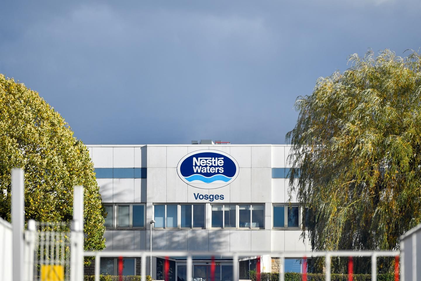 Fraude aux eaux minérales : Nestlé visé par une information judiciaire pour tromperie