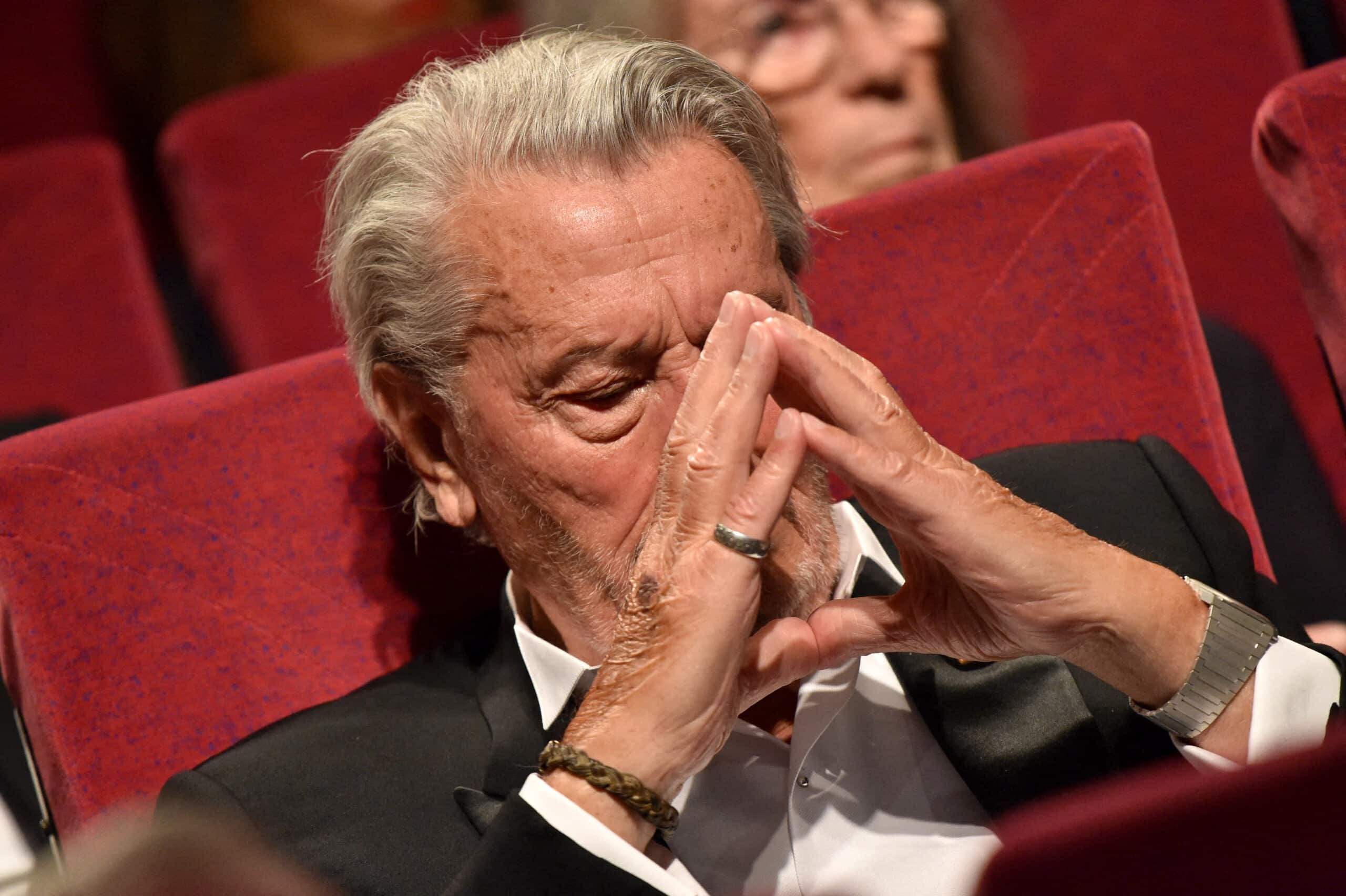 Alain Delon : 57 ans après le meurtre de son garde du corps, une note impliquerait l’acteur décédé