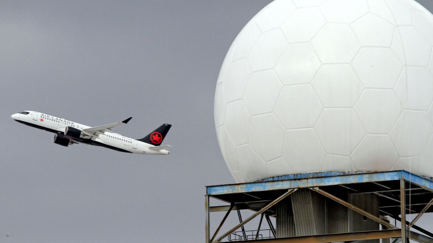 Un avion de la compagnie Delta Airlines s'écrase au moment de l'atterrissage à Toronto faisant plusieurs blessés, rapportent les médias locaux