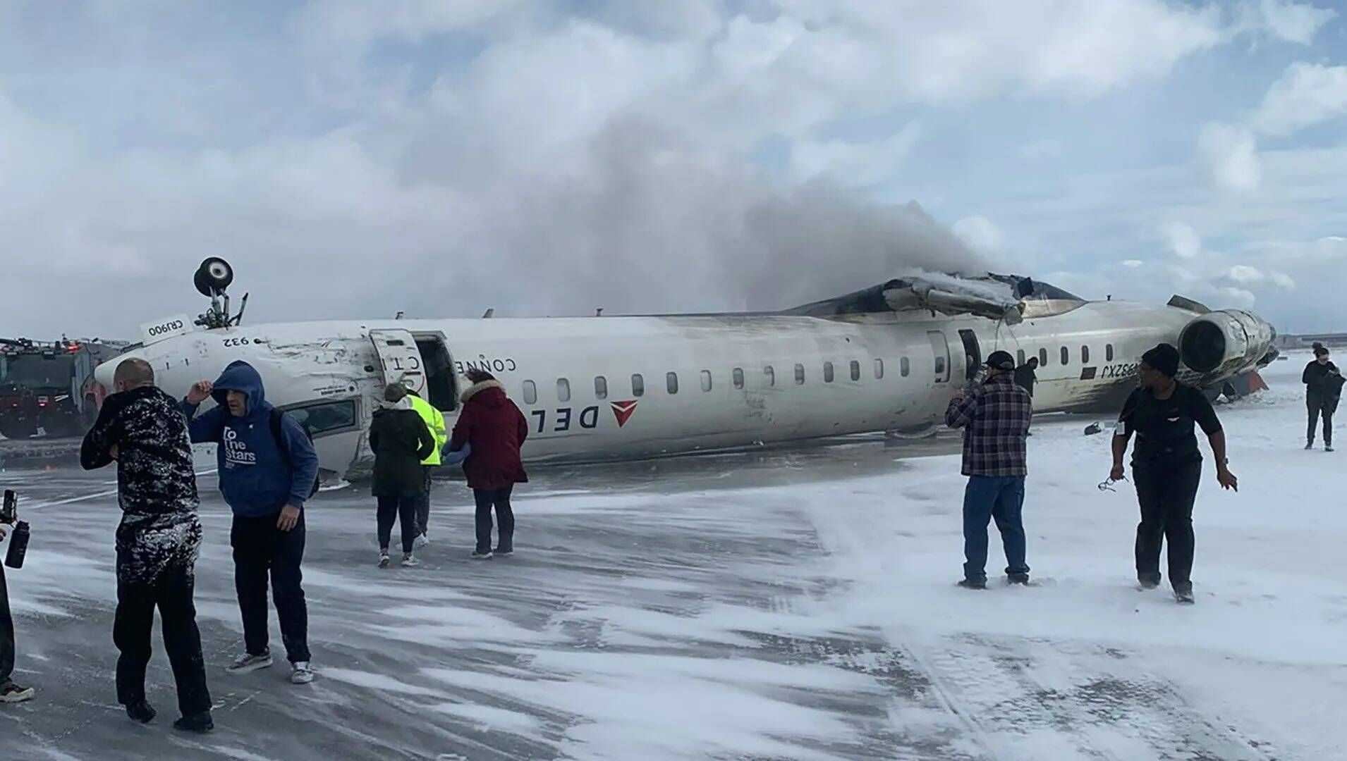 Les images incroyables de l'avion de Delta Airlines avec la carlingue retournée sur le tarmac de l'aéroport de Toronto