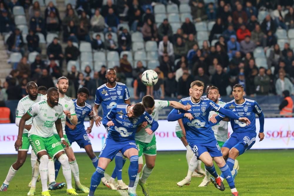 Football (Ligue 2) : Le seuil d'alerte dépassé au Sporting Club de Bastia après la défaite contre Saint-Etienne